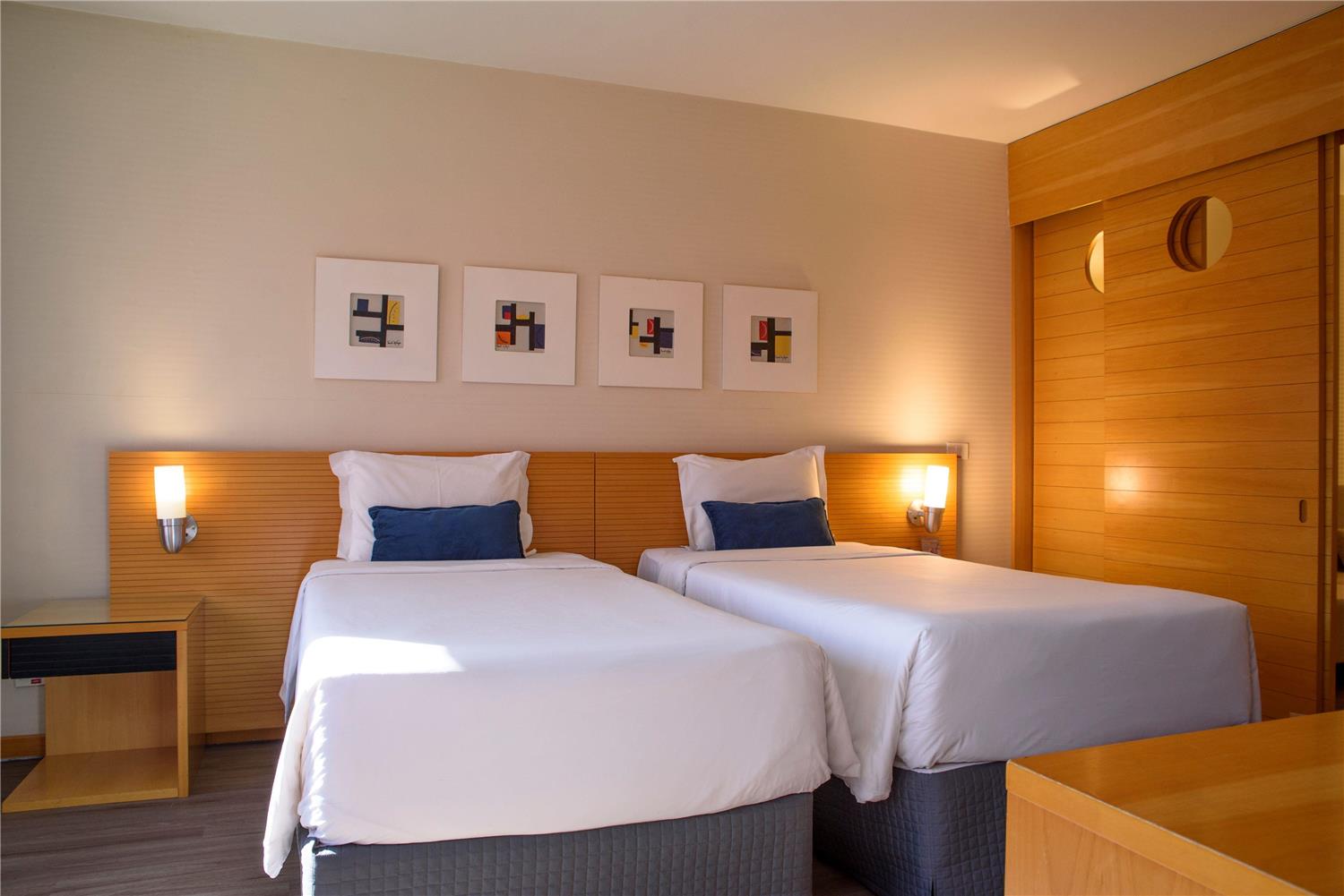 Deluxe 2 single bed