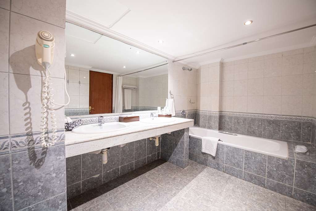 GOLDEN TULIP DAR ES SALAAM-guestroom-Guest Room,Bathroom,Amenities,On-Site.jpg