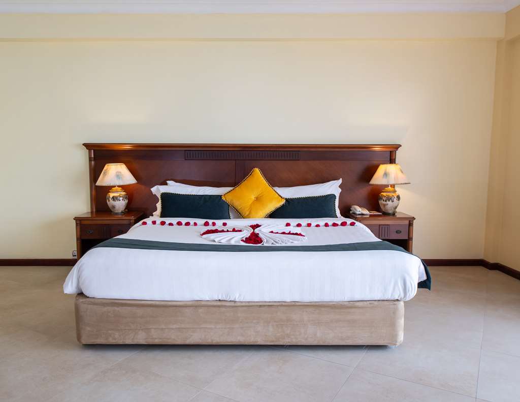 GOLDEN TULIP DAR ES SALAAM-guestroom-Guest Room,Bed,King bed,On-Site.jpg