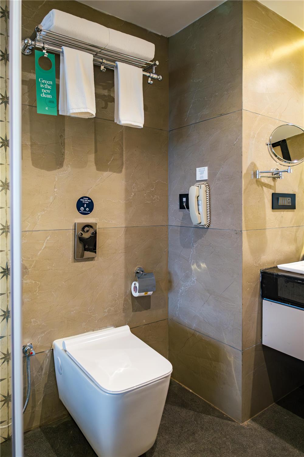 HOTEL GOLDEN TULIP GOA CANDOLIM - Deluxe room bathroom