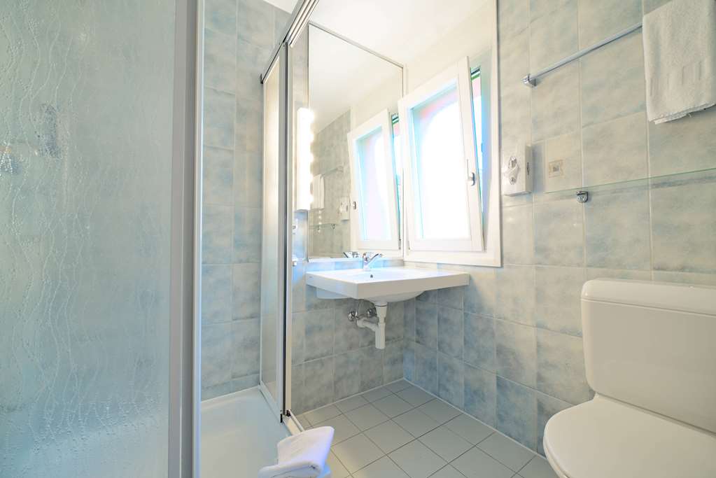TULIP INN LAUSANNE BEAULIEU-guestroom-Guest Room,Bathroom,On-Site.jpg