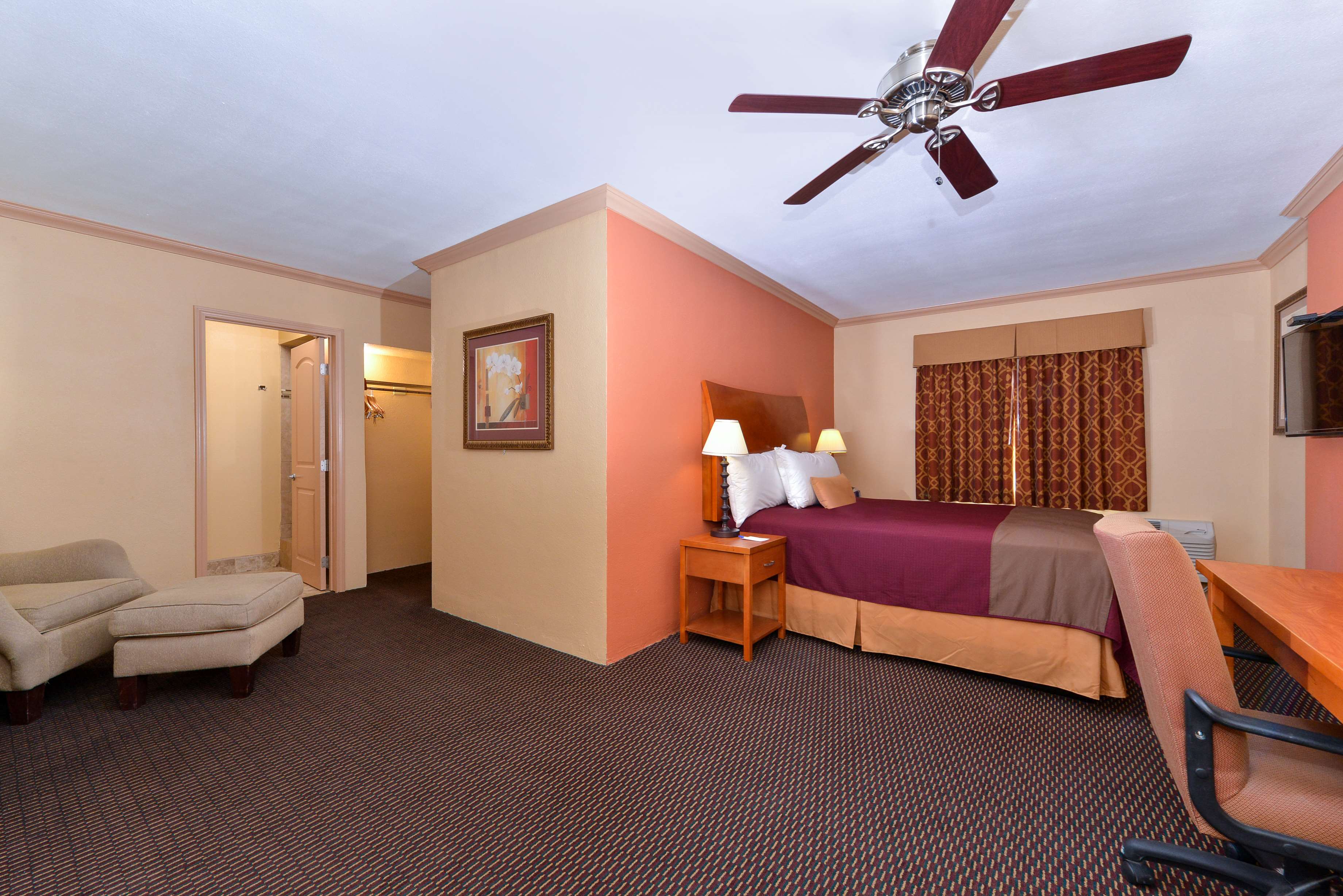 1 Queen 1 Double Suite Non-Smoking image