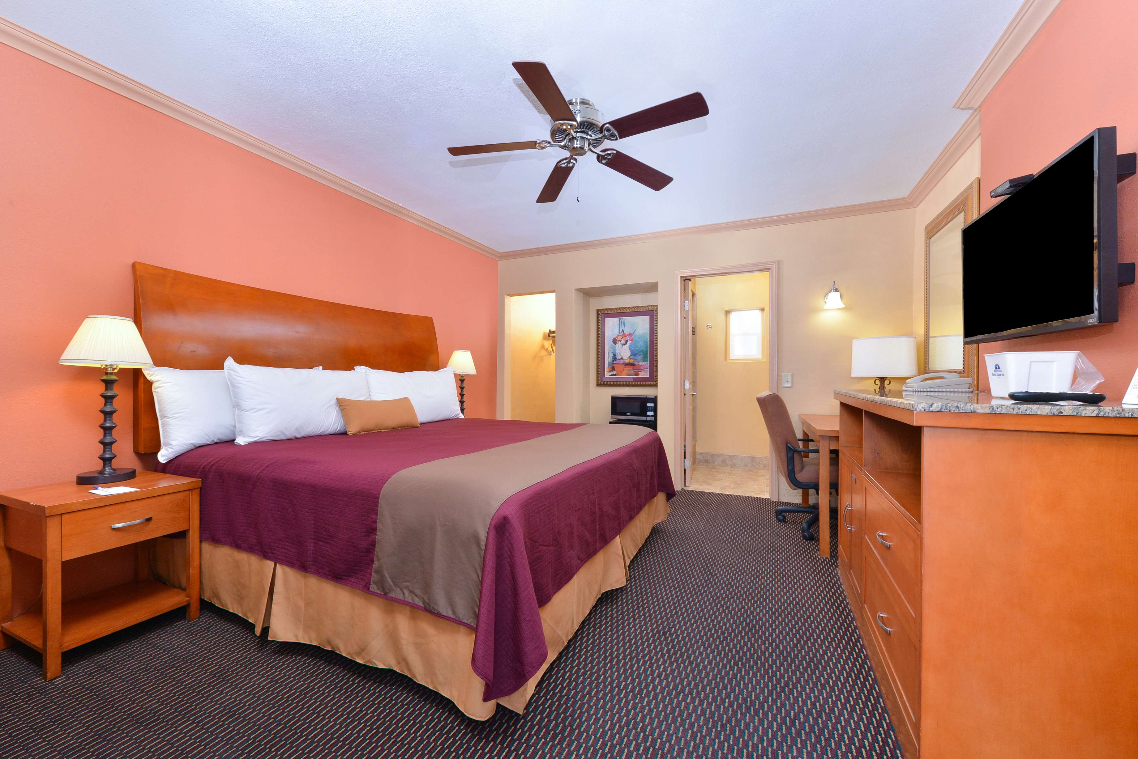 1 King Bed Non-Smoking image