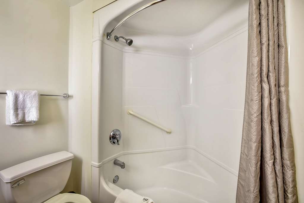 MOTEL 6 TORONTO WEST BURLINGTON-guestroom-Guest Room,Bathroom,On-Site.jpg