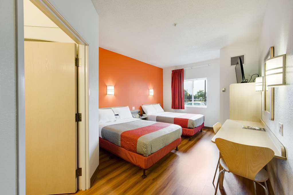 MOTEL 6 TORONTO - BRAMPTON-guestroom-Guest Room,Bed,Guest Room Amenity,TV and multimedia,Indoor/Interior,On-Site,Day,Furnishings,Telephone,Double Room.jpg