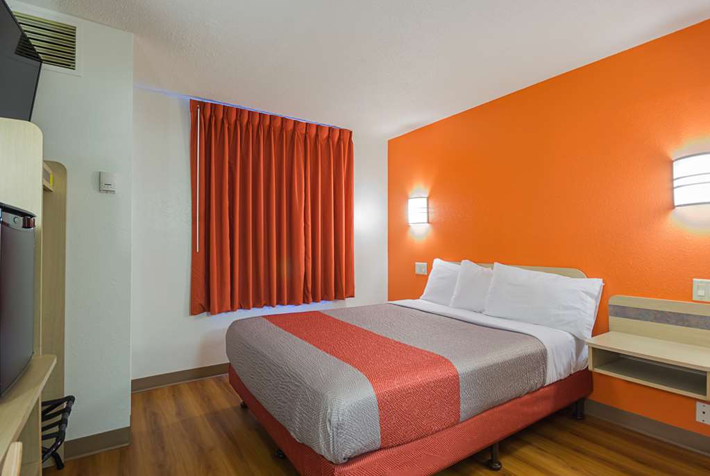 MOTEL 6 TORONTO EAST - WHITBY-guestroom-Guest Room,Bed,Guest Room Amenity,Indoor/Interior,On-Site,Furnishings,Single Room.jpg