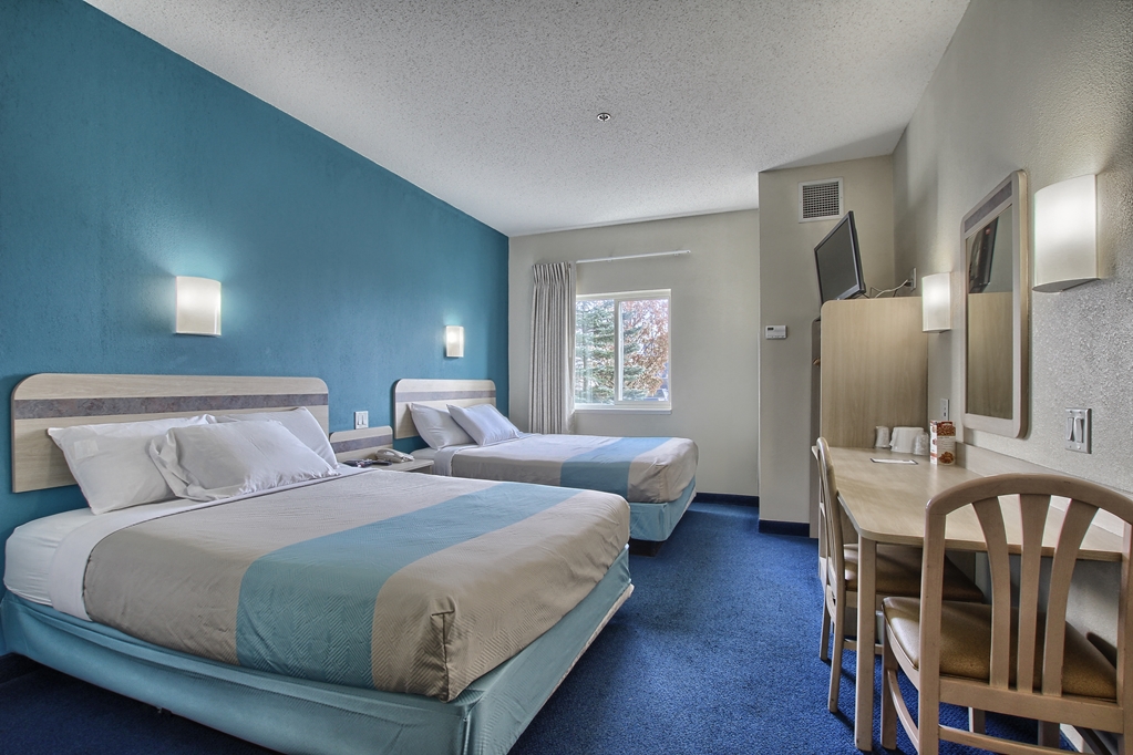 MOTEL 6 LONDON ONTARIO-guestroom-Guest Room,Bed,Guest Room Amenity,TV and multimedia,Indoor/Interior,On-Site,Furnishings,Double Room.jpg
