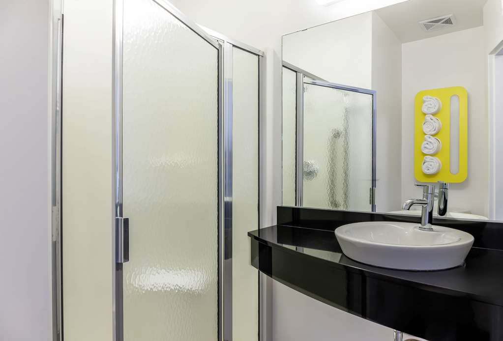 MOTEL 6 HEADINGLEY-WINNIPEG WEST-guestroom-Guest Room,Bathroom,On-Site.jpg