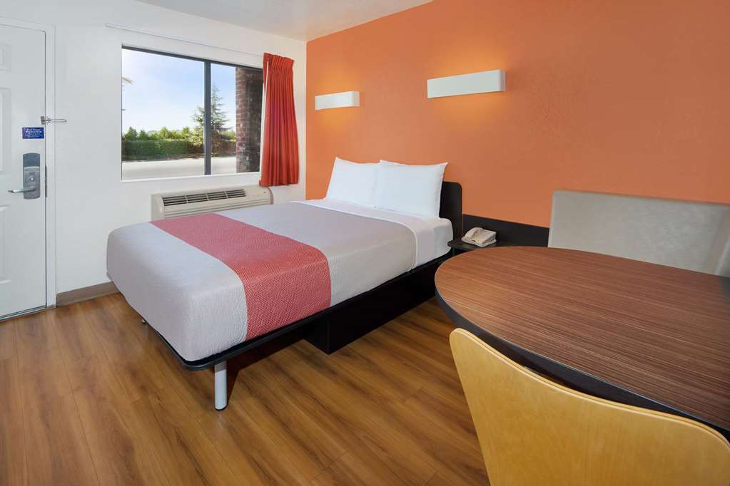 MOTEL 6 LAX - ARCADIA PASADENA-guestroom-Guest Room,On-Site.jpg