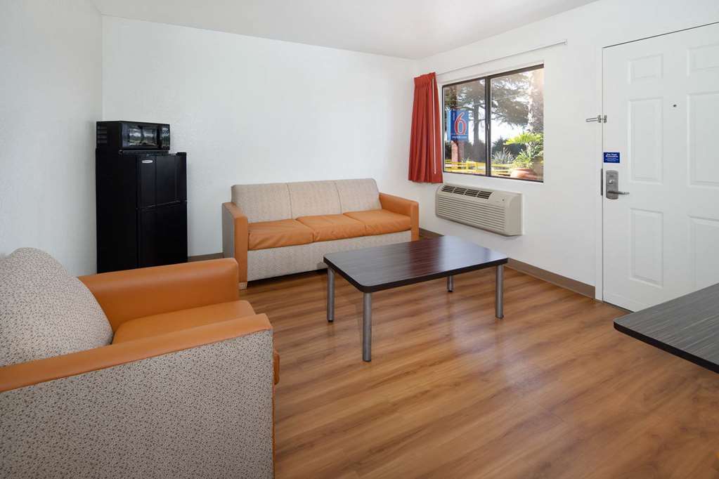 MOTEL 6 LAX - ARCADIA PASADENA-guestroom-Guest Room,Suite,On-Site.jpg