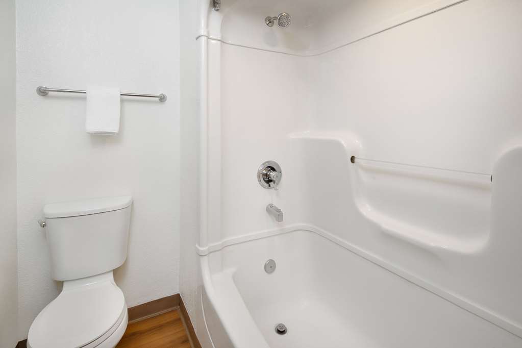 MOTEL 6 LAX - ARCADIA PASADENA-guestroom-Guest Room,Bathroom,On-Site.jpg