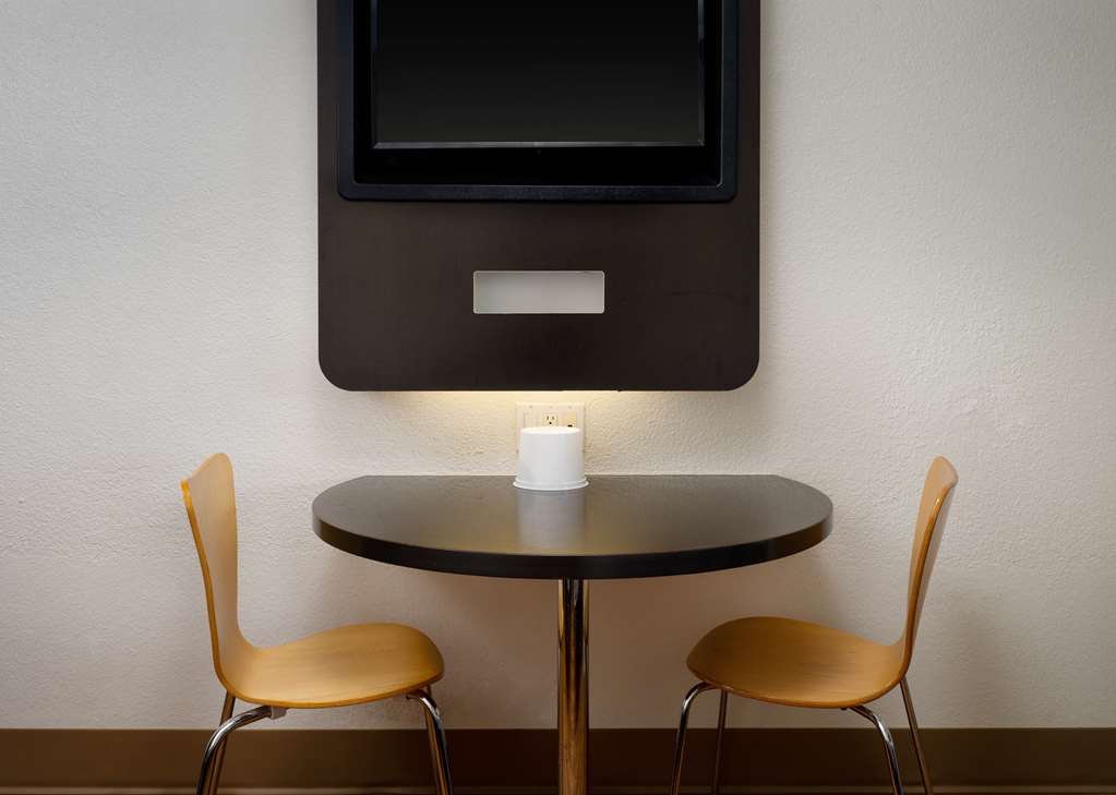 MOTEL 6 SANTA BARBARA - GOLETA-guestroom-Guest Room,Guest Room Amenity,On-Site.jpg