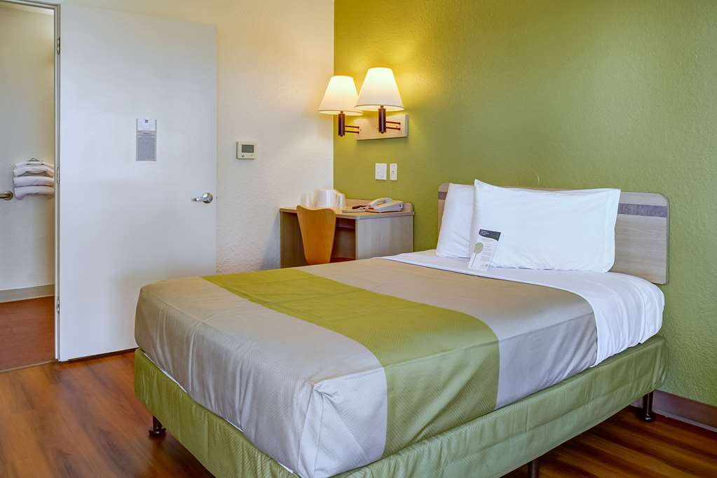 MOTEL 6 EUGENE SOUTH - SPRINGFIELD-guestroom-Guest Room,Bed,Bedding,Guest Room Amenity,TV and multimedia,Indoor/Interior,On-Site,Furnishings,Telephone.jpg