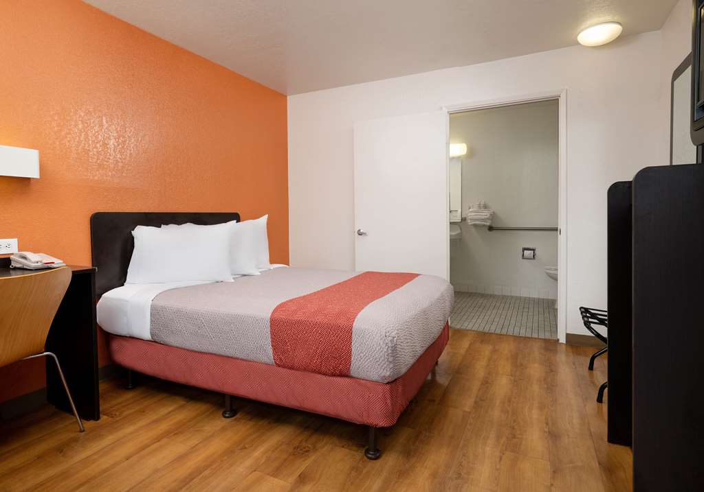 MOTEL 6 CAMARILLO-guestroom-Guest Room,On-Site.jpg