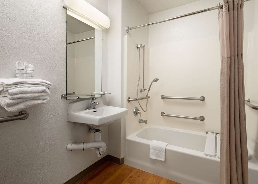 MOTEL 6 CAMARILLO-guestroom-Guest Room,Bathroom,On-Site.jpg