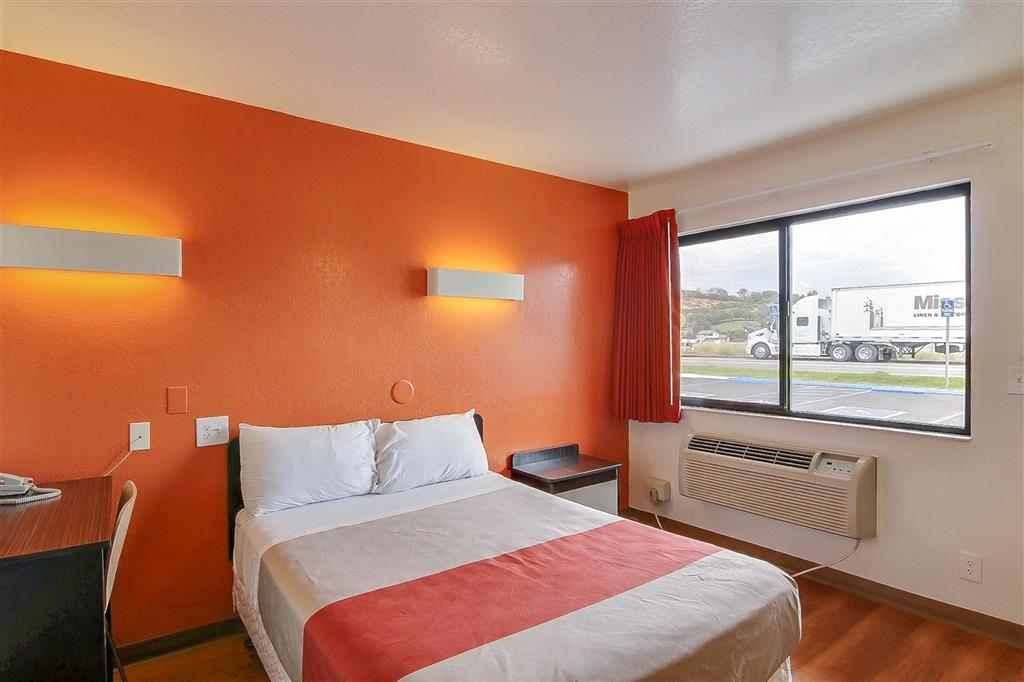 MOTEL 6 BUELLTON SOLVANG AREA-guestroom-Guest Room,Bed,Queen bed,Guest Room Amenity,Indoor/Interior,On-Site,Furnishings,Single Room.jpg
