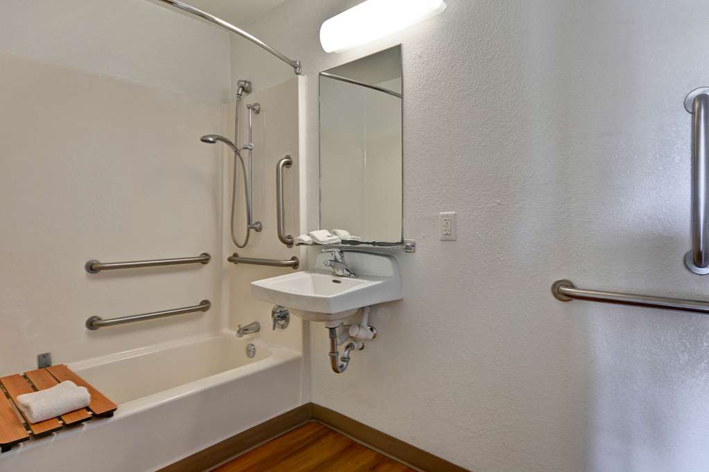 MOTEL 6 COCOA BEACH-guestroom-Guest Room,Bathroom,On-Site.jpg