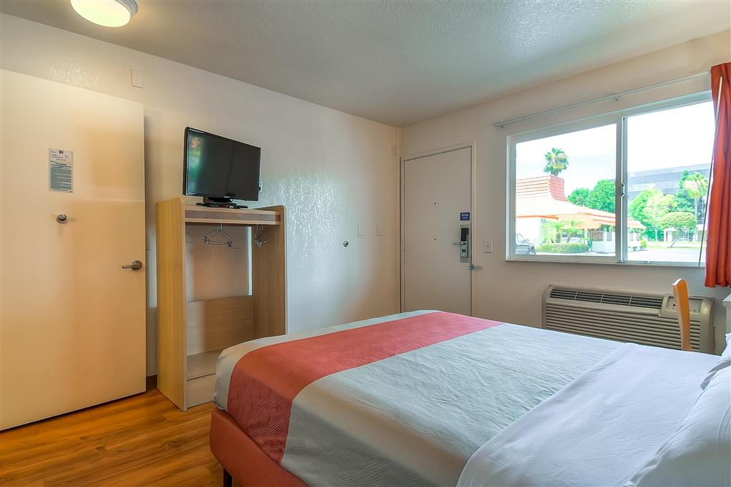 MOTEL 6 WESTMINSTER S LONG BEACH-guestroom-Guest Room,Bed,Queen bed,Guest Room Amenity,TV and multimedia,Indoor/Interior,On-Site,Furnishings,Single Room.jpg
