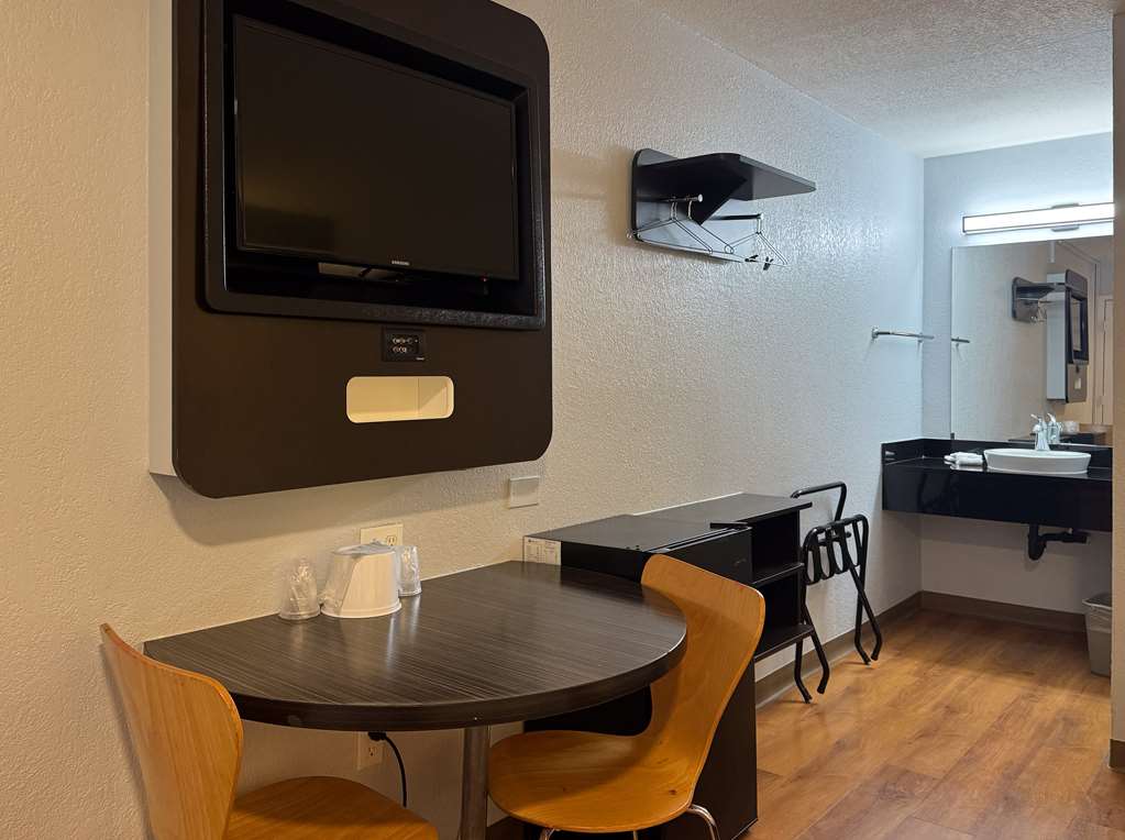MOTEL 6 SIMI VALLEY-guestroom-Guest Room,Guest Room Amenity,On-Site.jpg