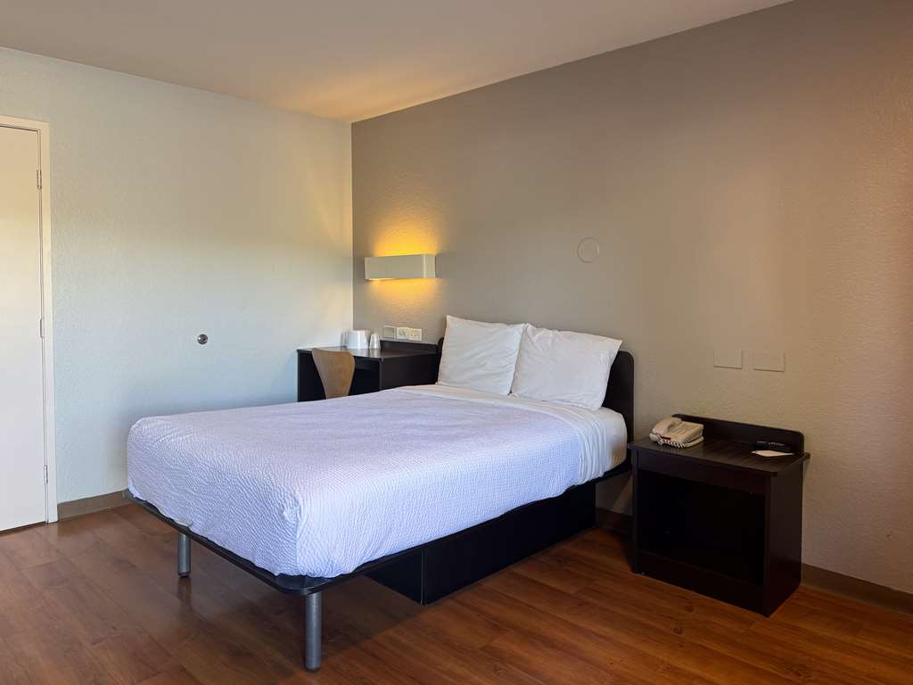 MOTEL 6 SIMI VALLEY-guestroom-Guest Room,On-Site.jpg