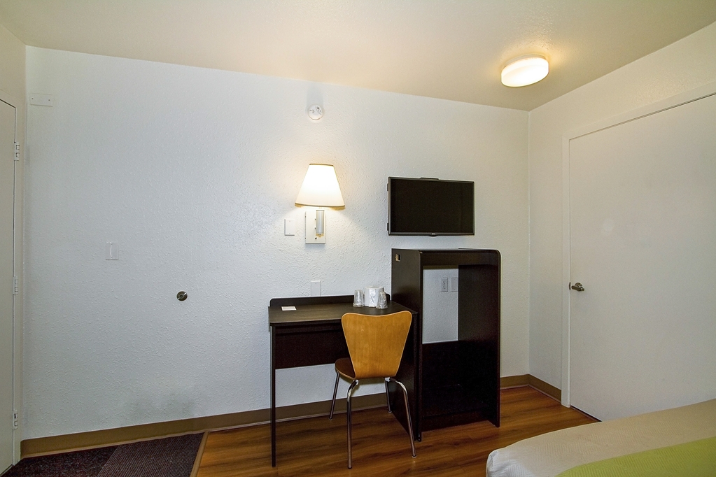 MOTEL 6 GREEN BAY-guestroom-Guest Room,Guest Room Amenity,On-Site.jpg