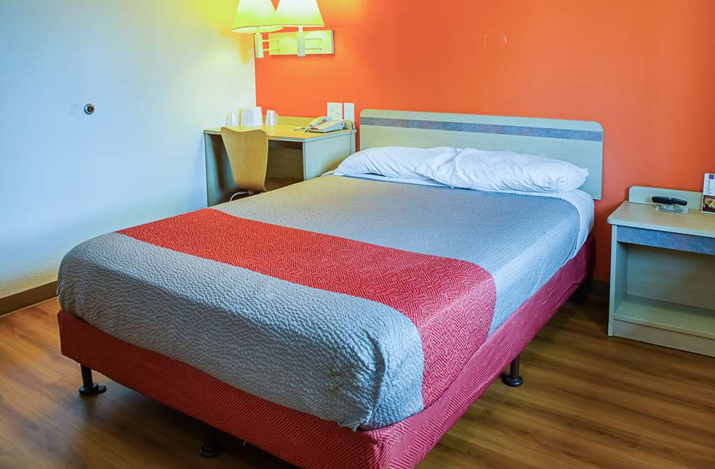 MOTEL 6 CHARLESTON SOUTH-guestroom-Guest Room,Bed,Guest Room Amenity,On-Site,Furnishings,Single Room.jpg