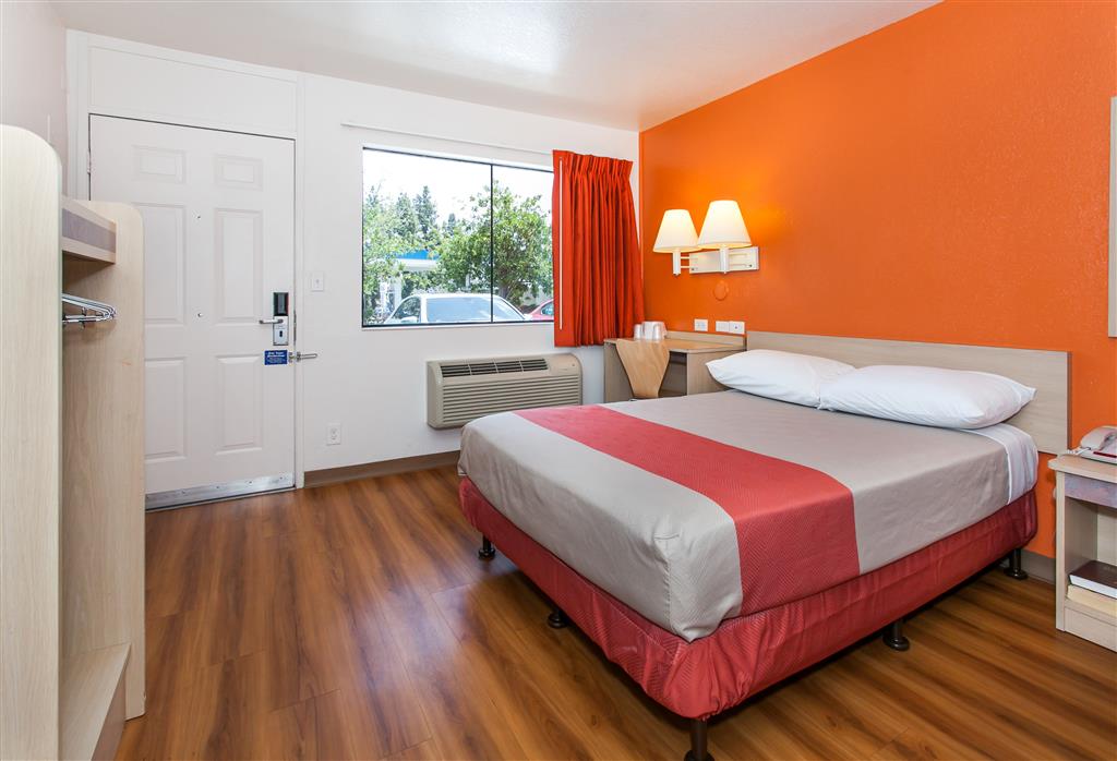 MOTEL 6 LOS ANGELES - ROSEMEAD-guestroom-Guest Room,Bed,Bedding,Guest Room Amenity,TV and multimedia,Sitting area,Indoor/Interior,On-Site,Furnishings,Telephone,Single Room.jpg