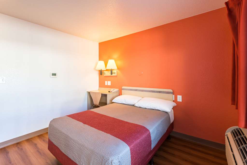 MOTEL 6 RENO WEST-guestroom-Guest Room,Bed,Bedding,Guest Room Amenity,Indoor/Interior,On-Site,Furnishings,Telephone.jpg