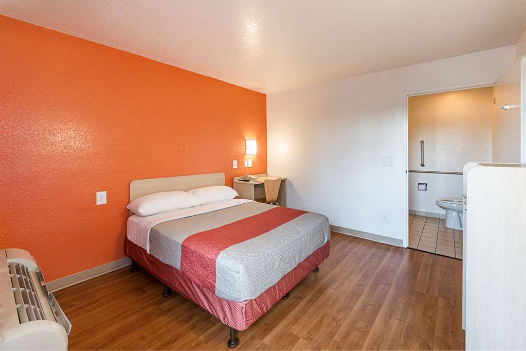 MOTEL 6 MCALLEN-guestroom-Guest Room,Bed,Bedding,Guest Room Amenity,Indoor/Interior,On-Site,Furnishings.jpg