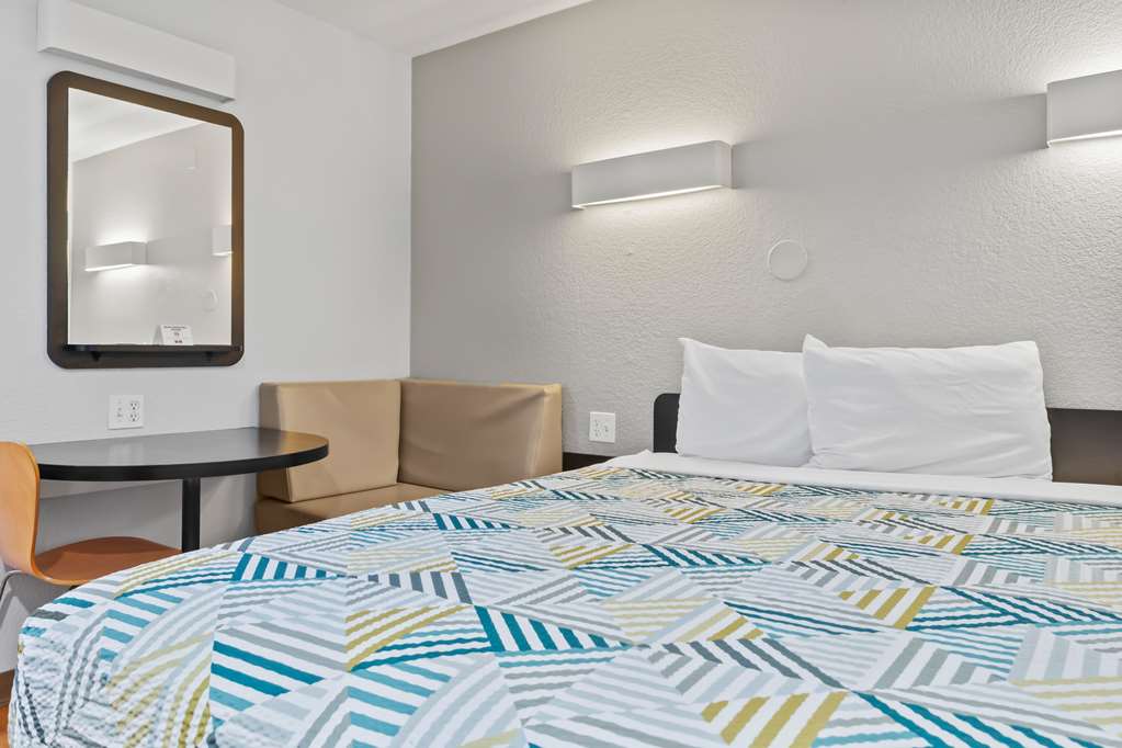 MOTEL 6 VENTURA BEACH-guestroom-Guest Room,On-Site.jpg