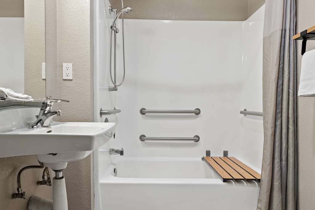 MOTEL 6 VENTURA BEACH-guestroom-Guest Room,Bathroom,On-Site.jpg