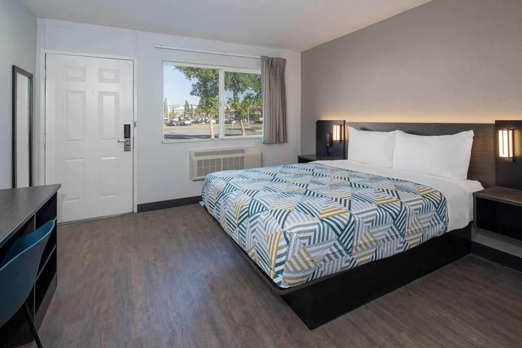 MOTEL 6 FONTANA-guestroom-Guest Room,On-Site.jpg
