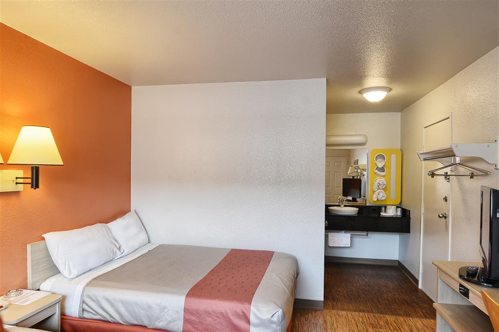 MOTEL 6 COEUR D ALENE-guestroom-Guest Room,Bathroom,Sink,Guest Room Amenity,TV and multimedia,Indoor/Interior,On-Site,Double Room.jpg