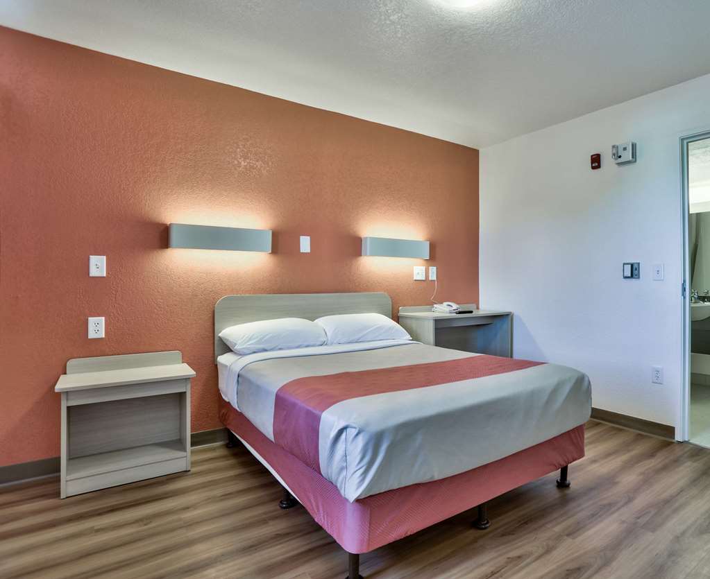 MOTEL 6 FLAGSTAFF BUTLER AVE-guestroom-Guest Room,On-Site.jpg