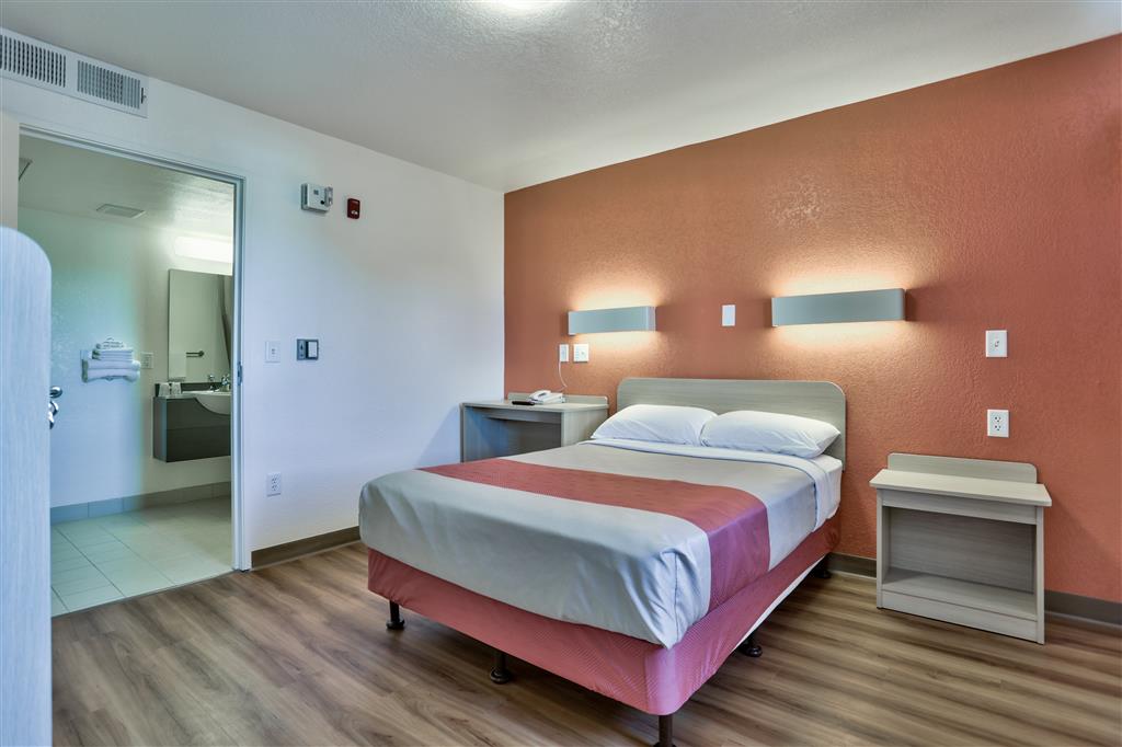 MOTEL 6 FLAGSTAFF BUTLER AVE-guestroom-Guest Room,Bathroom,Sink,Bed,Bedding,Guest Room Amenity,Accessibility,Indoor/Interior,On-Site,Furnishings,Telephone,Single Room.jpg
