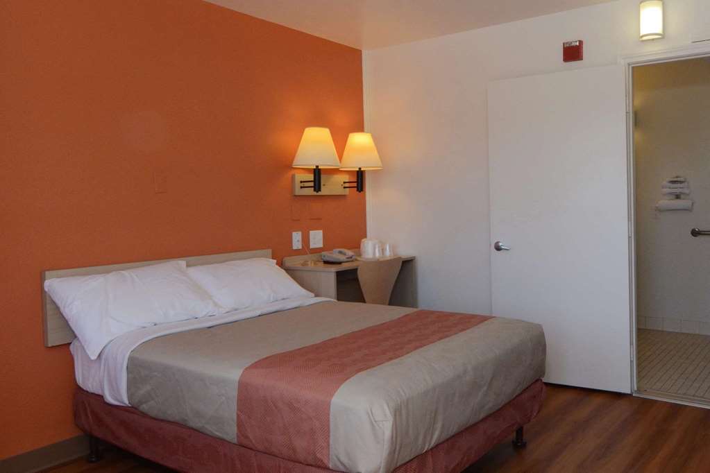 MOTEL 6 INDIO - PALM SPRINGS AREA-guestroom-Guest Room,On-Site.jpg