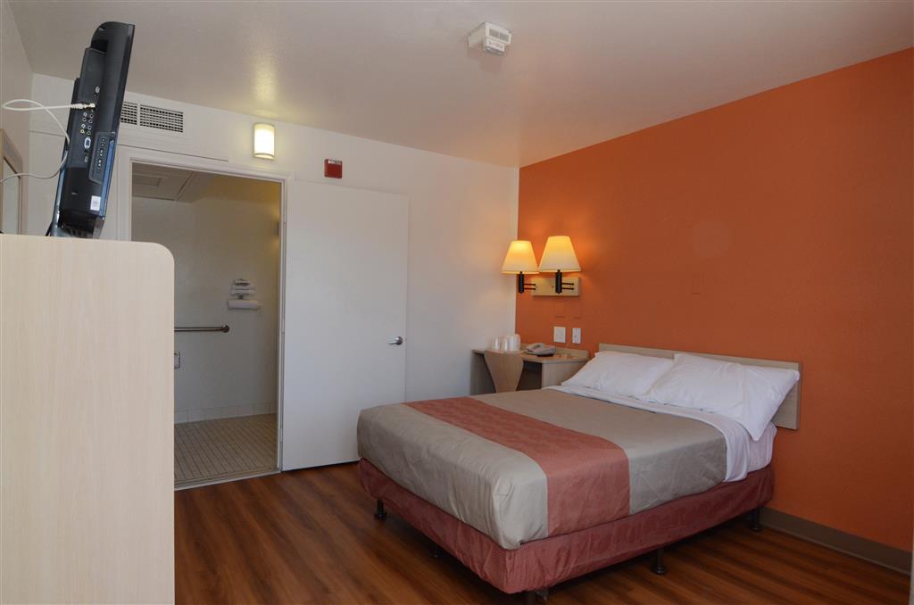 MOTEL 6 INDIO - PALM SPRINGS AREA-guestroom-Guest Room,Bed,Bedding,Guest Room Amenity,TV and multimedia,Indoor/Interior,On-Site,Furnishings,Telephone.jpg