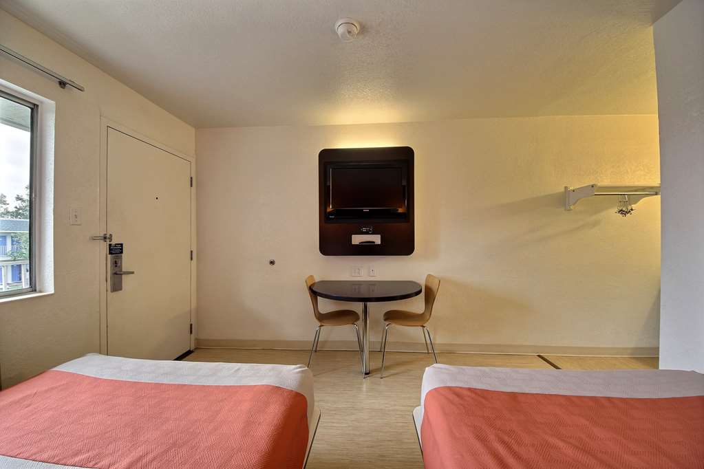 MOTEL 6 SAN MARCOS TX-guestroom-Guest Room,On-Site.jpg