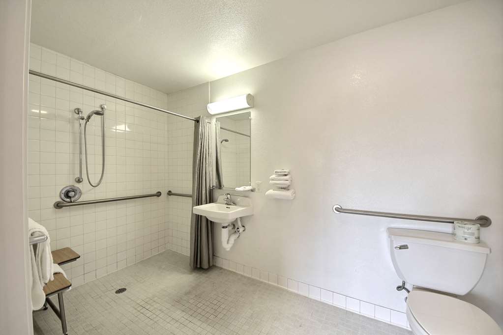 MOTEL 6 SAN MARCOS TX-guestroom-Guest Room,Bathroom,On-Site.jpg
