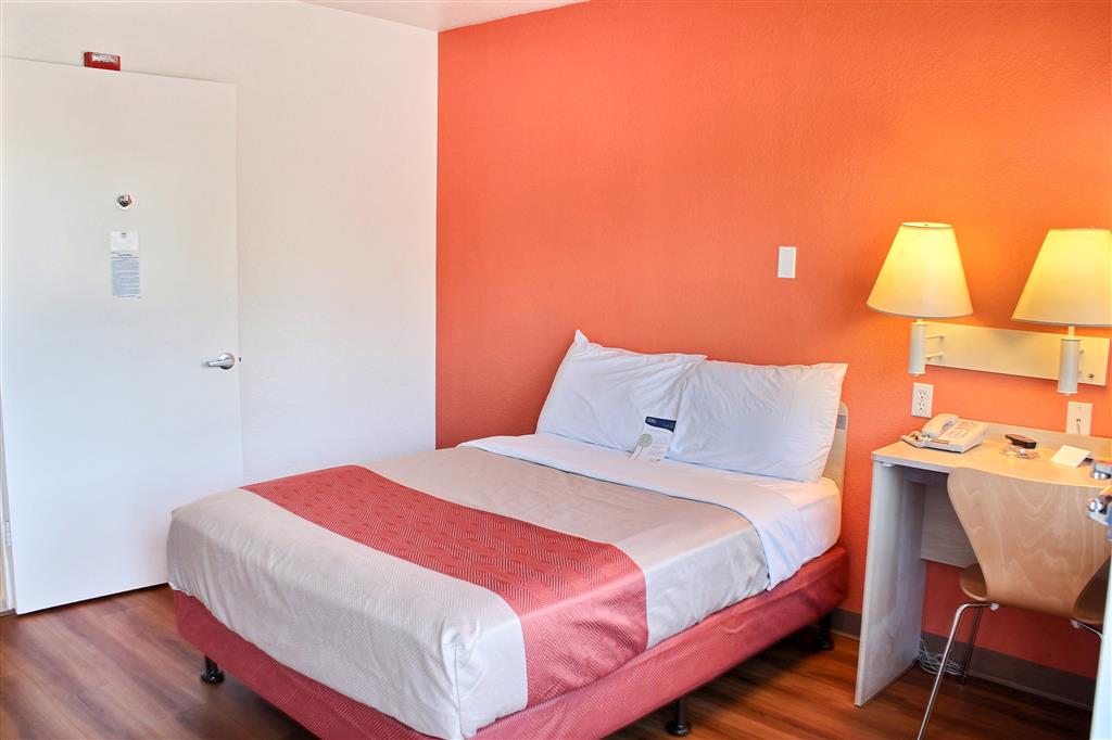 MOTEL 6 ATASCADERO-guestroom-Guest Room,Bed,Guest Room Amenity,Indoor/Interior,On-Site,Furnishings,Single Room.jpg