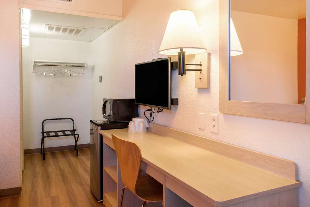 MOTEL 6 MOJAVE-guestroom-Guest Room,Guest Room Amenity,On-Site.jpg