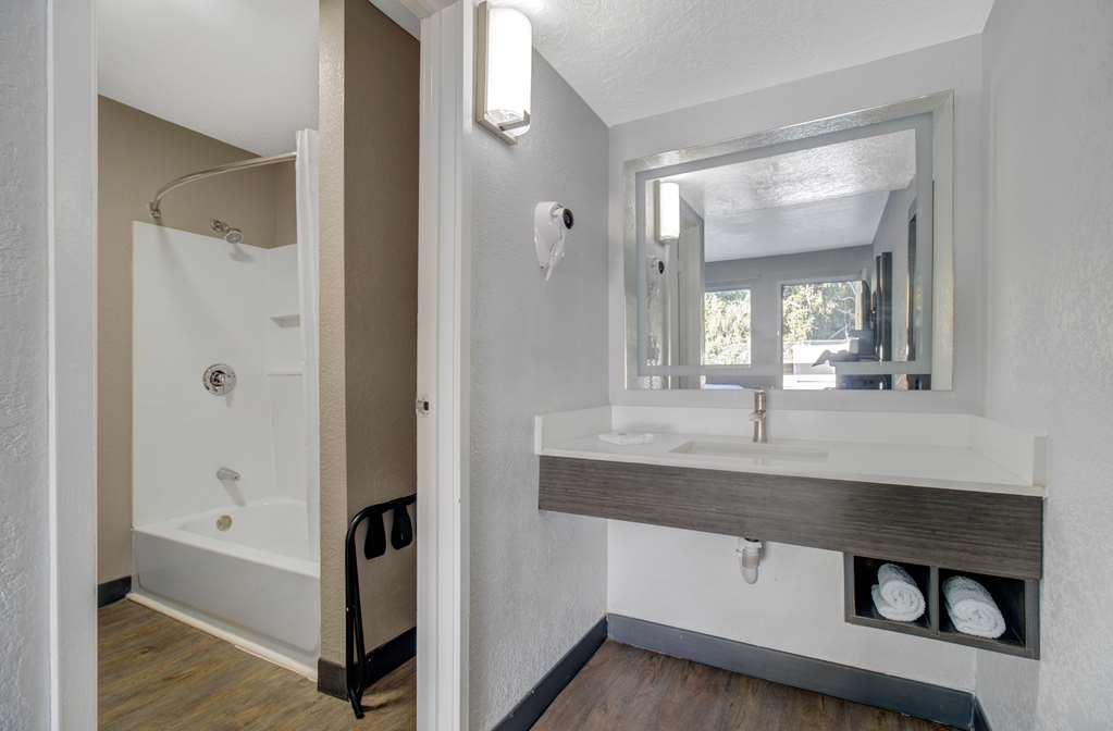 MOTEL 6 VENICE-guestroom-Guest Room,Bathroom,On-Site.jpg
