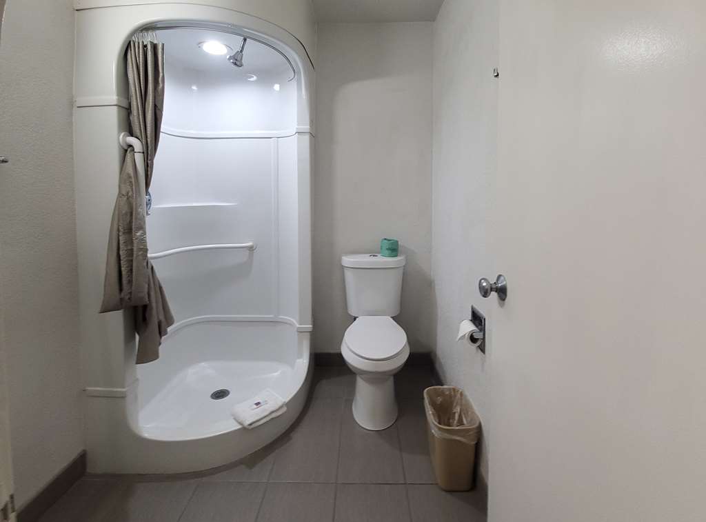 MOTEL 6 WACO BELLMEAD-guestroom-Guest Room,Bathroom,On-Site.jpg