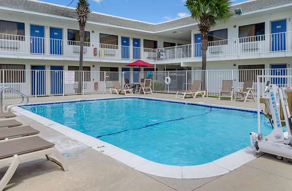 Pool - Comfort Suites Chincoteague Island