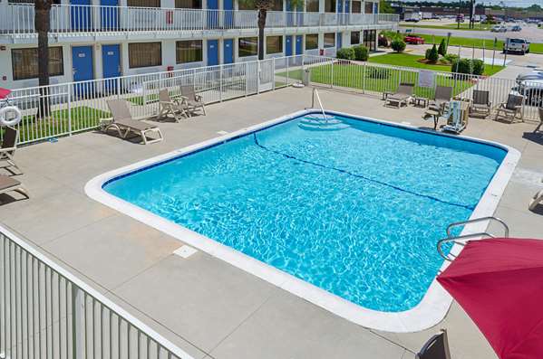 Pool - Comfort Suites Chincoteague Island
