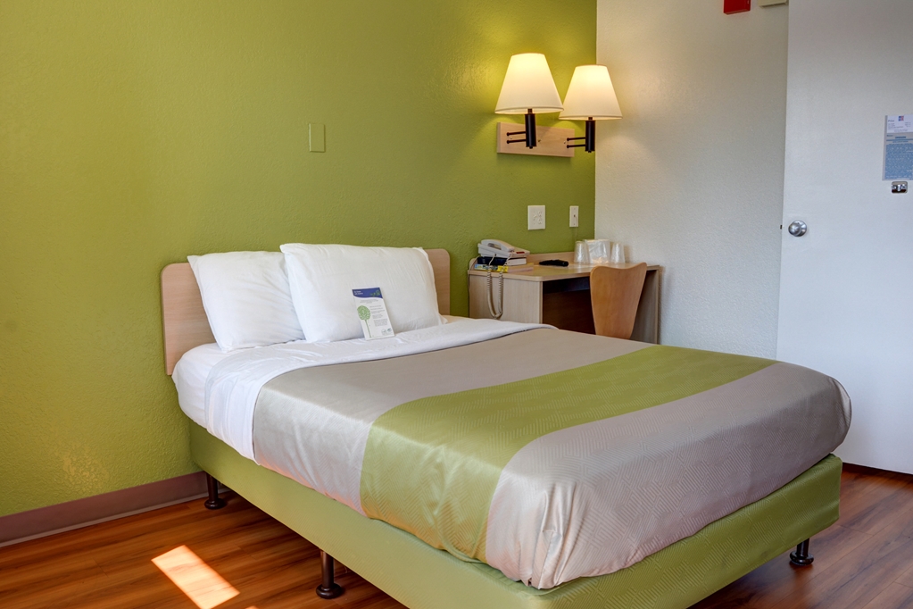 MOTEL 6 EUGENE NORTH SPRINGFIELD-guestroom-Guest Room,Bed,Guest Room Amenity,Indoor/Interior,On-Site,Furnishings,Single Room.jpg