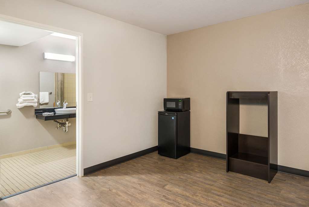 MOTEL 6 RICHMOND AIRPORT-guestroom-Guest Room,Bathroom,On-Site.jpg