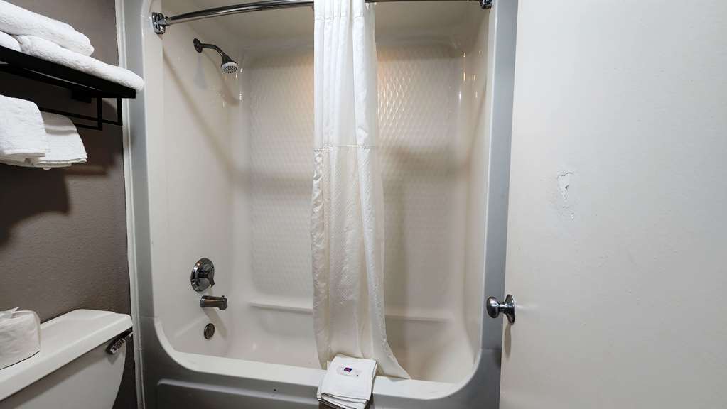 MOTEL 6 HOUSTON - NASA-guestroom-Guest Room,Bathroom,On-Site.jpg