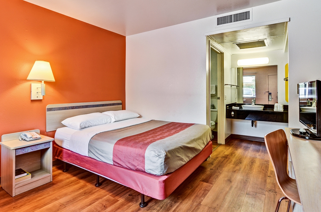 MOTEL 6 PITTSBURGH - CRAFTON-guestroom-Guest Room,Bed,Guest Room Amenity,TV and multimedia,Indoor/Interior,On-Site,Furnishings,Single Room.jpg
