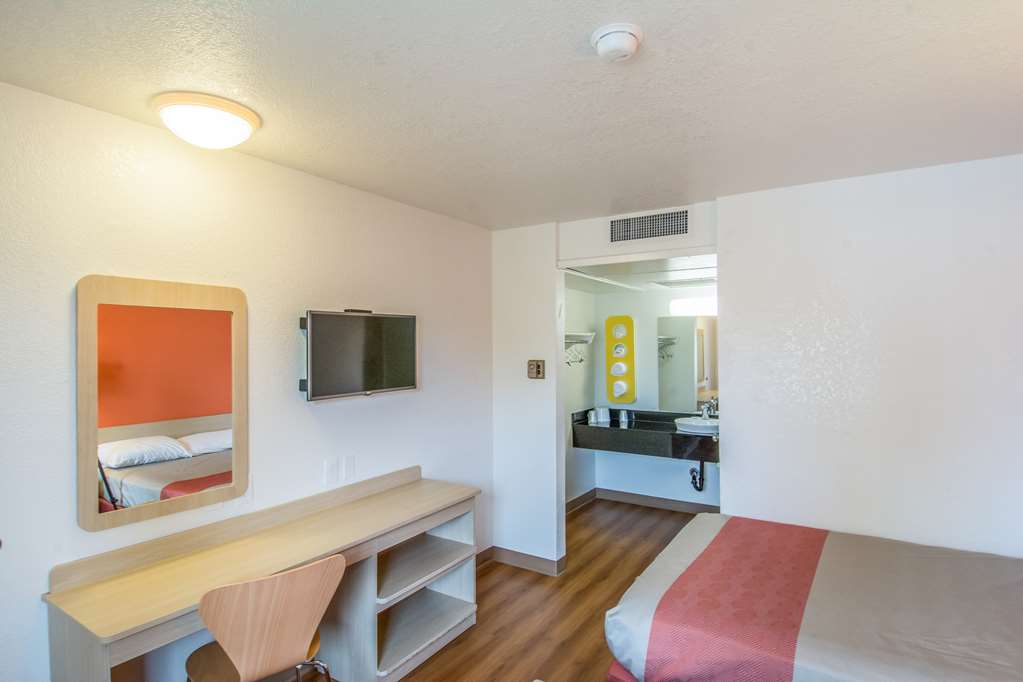 MOTEL 6 REDDING NORTH-guestroom-Guest Room,On-Site.jpg